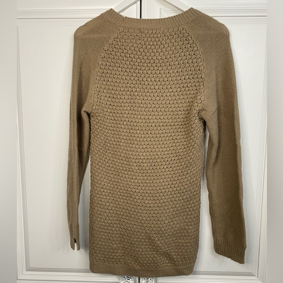 EUC Women’s Ambiance Large Hi-Lo Scoop Neck Cable Knit Sweater in Light Brown - Picture 6 of 10